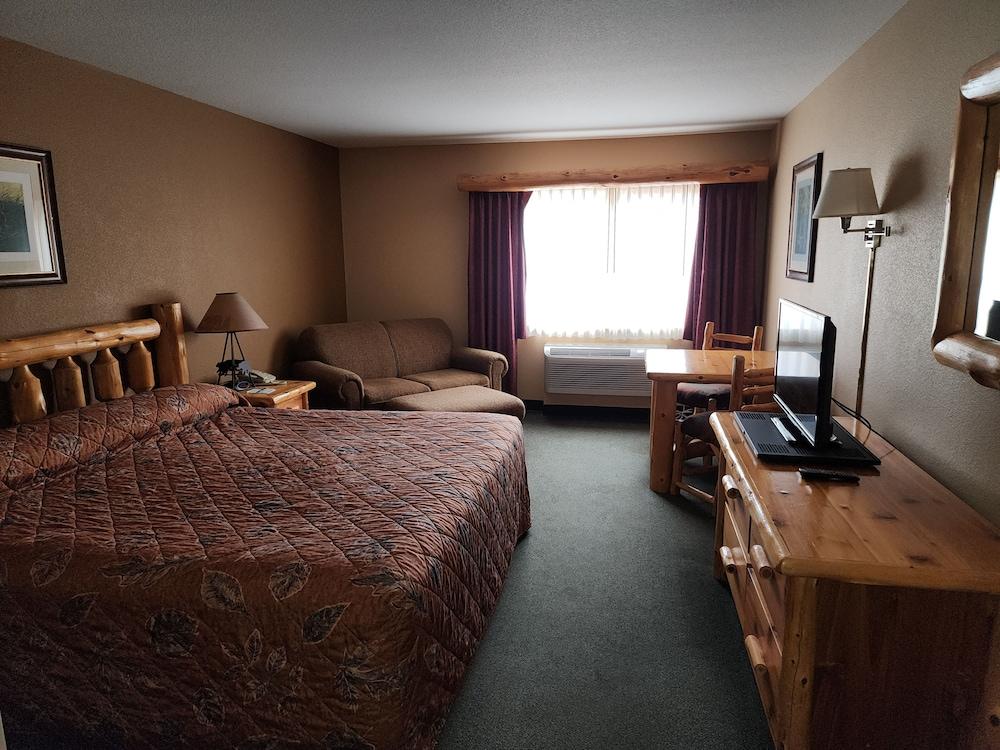Pine Peaks Lodge & Suites photo 8