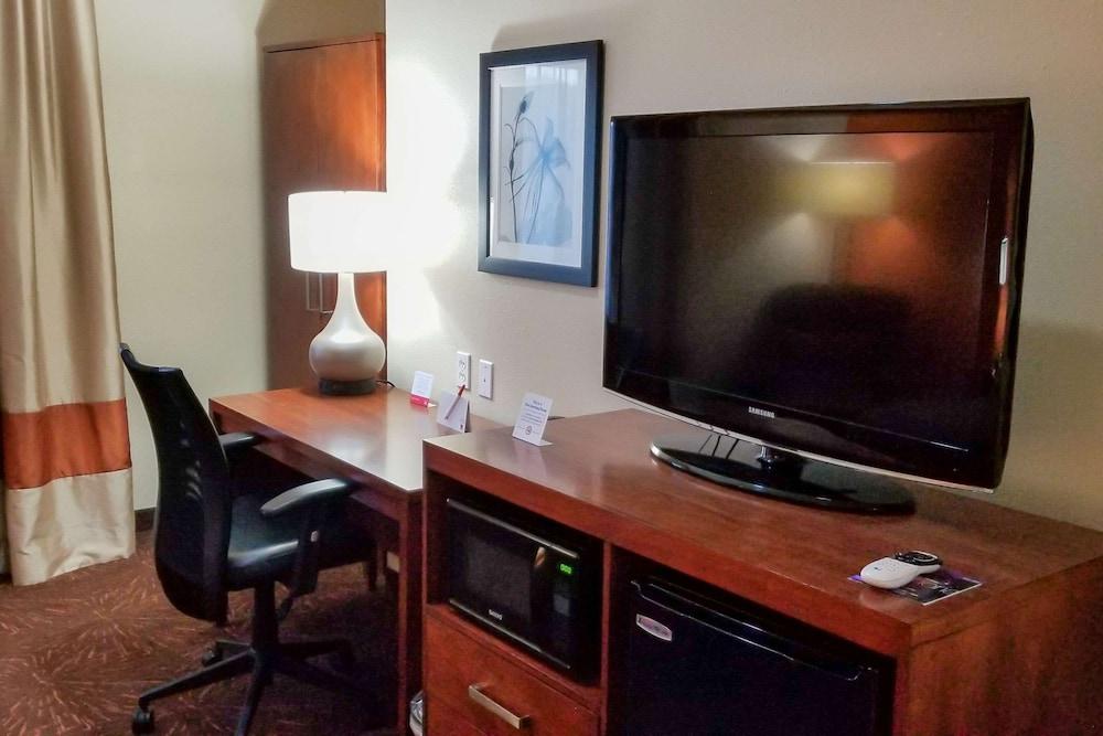 Econo Lodge Inn & Suites East photo 49