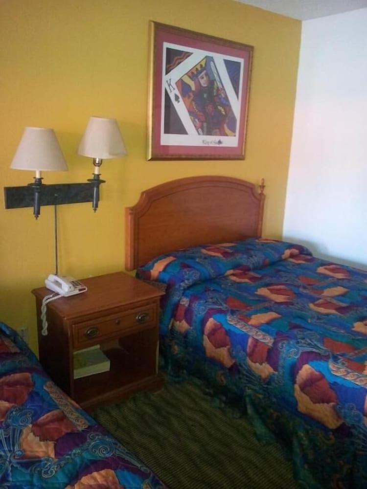 Deluxe Inn photo 23