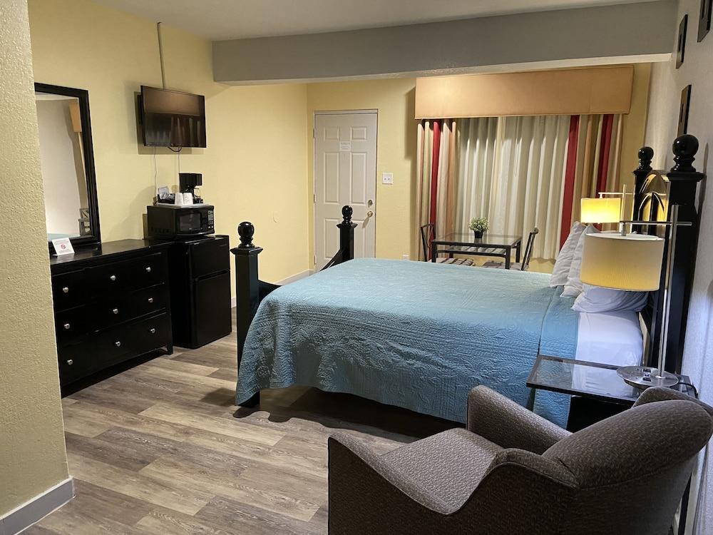 Delux Inn Clearwater photo 29