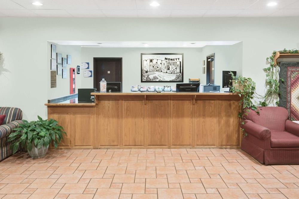 Super 8 by Wyndham Monett photo 2