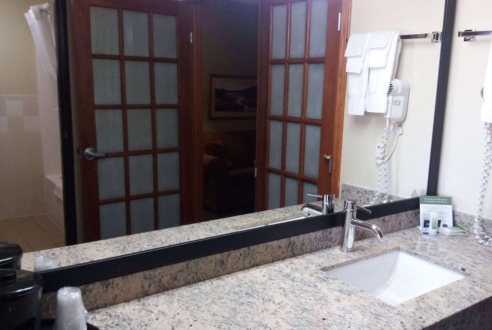 AmericInn by Wyndham Kewanee photo 79