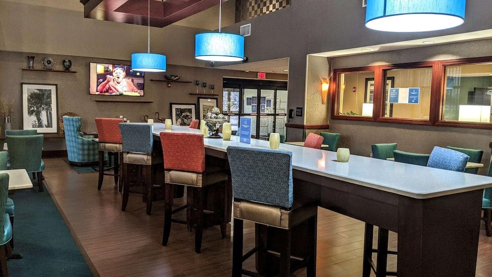 Hampton Inn & Suites Jacksonville - Beach Blvd/Mayo Clinic photo 2