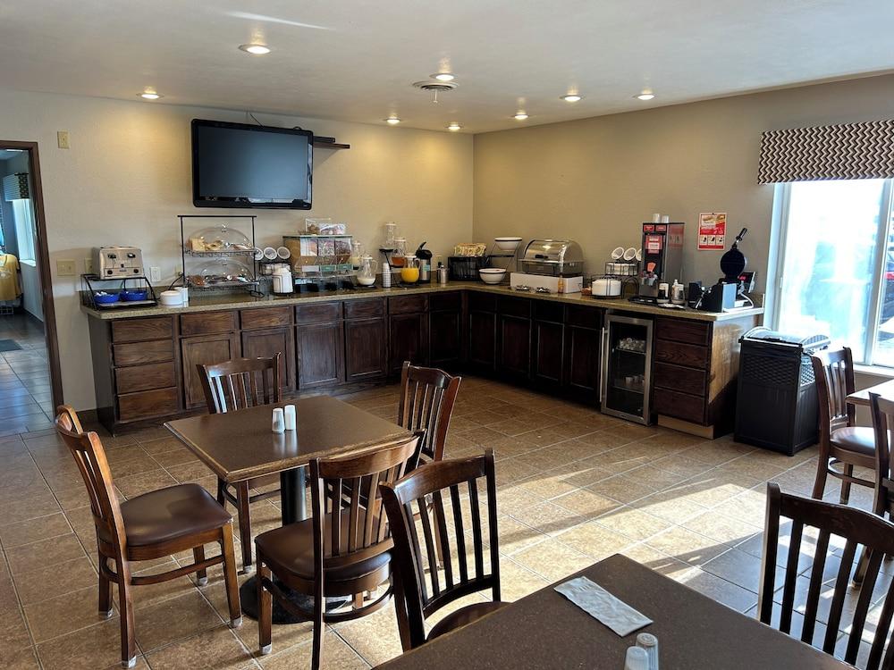 Boarders Inn & Suites by Cobblestone Hotels - Munising photo 28
