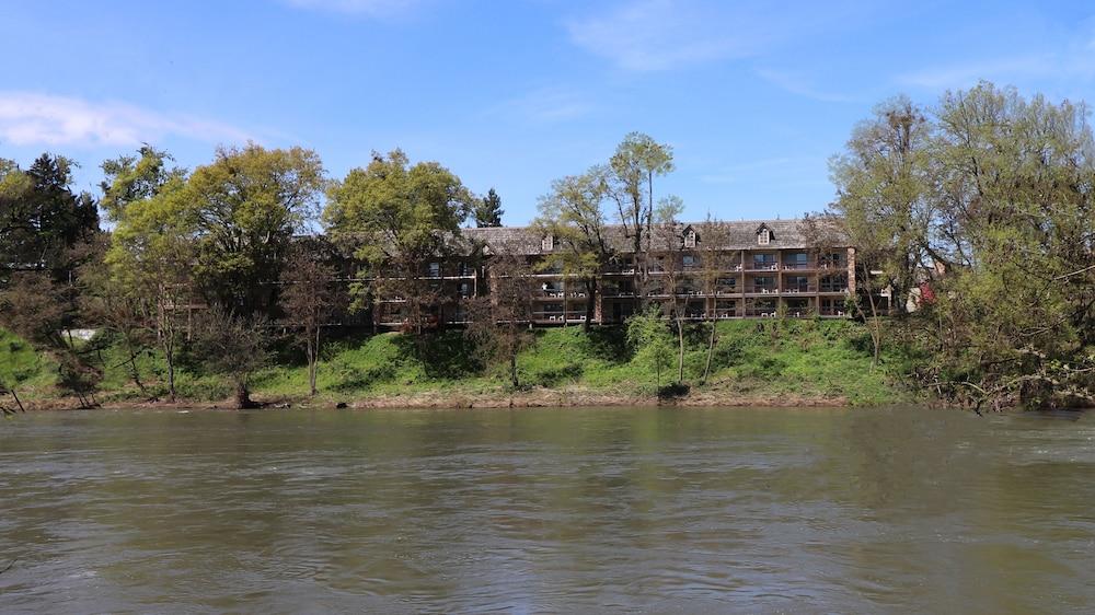 Riverside Inn photo 68