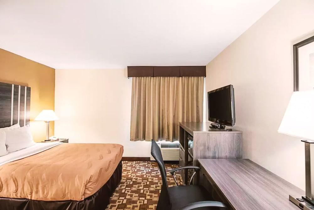 Norwood Inn & Suites Milwaukee photo 5