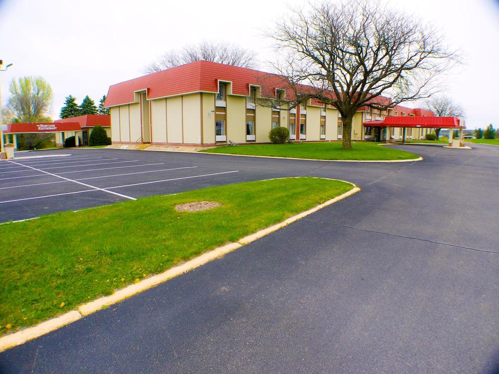 Ramada by Wyndham Albert Lea photo 52