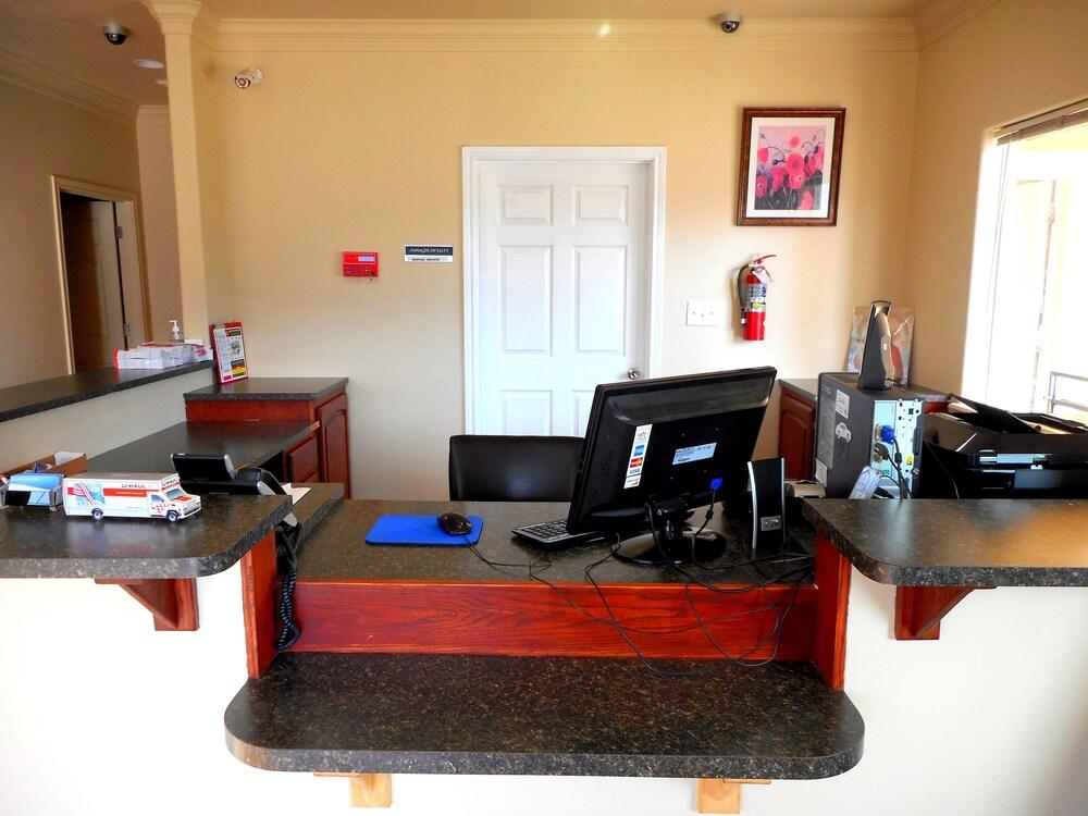 Crossroads Inn & Suites photo 24