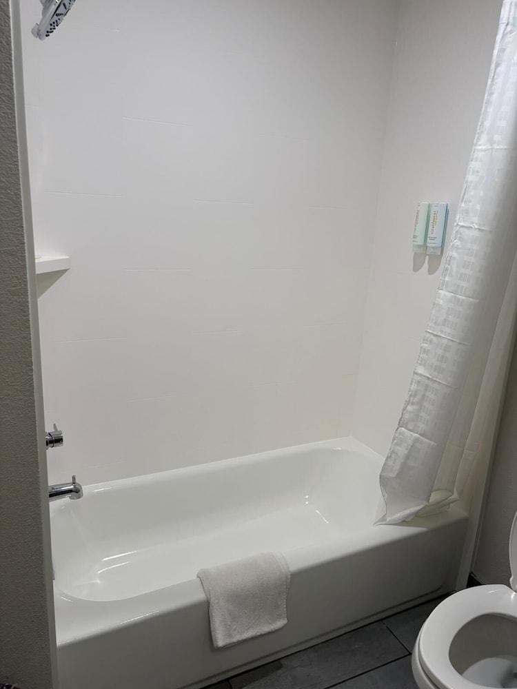 Clarion Pointe photo 39