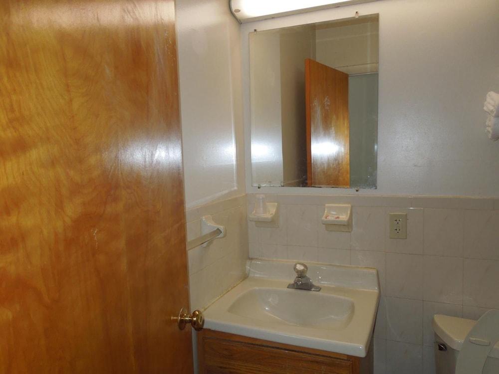 Lee's Motel photo 25