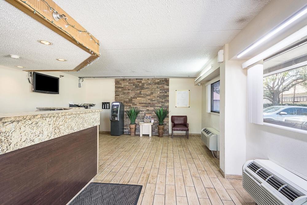 Rodeway Inn Tampa near Busch Gardens - USF photo 8