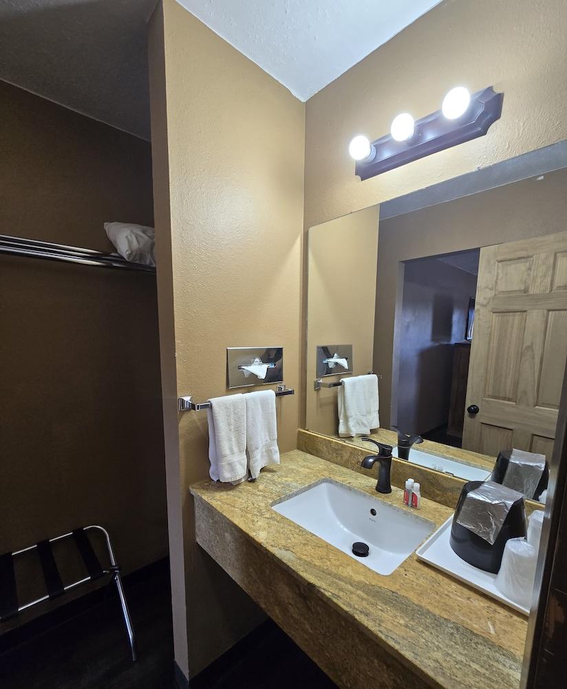 Econo Lodge Eagle Nest photo 69