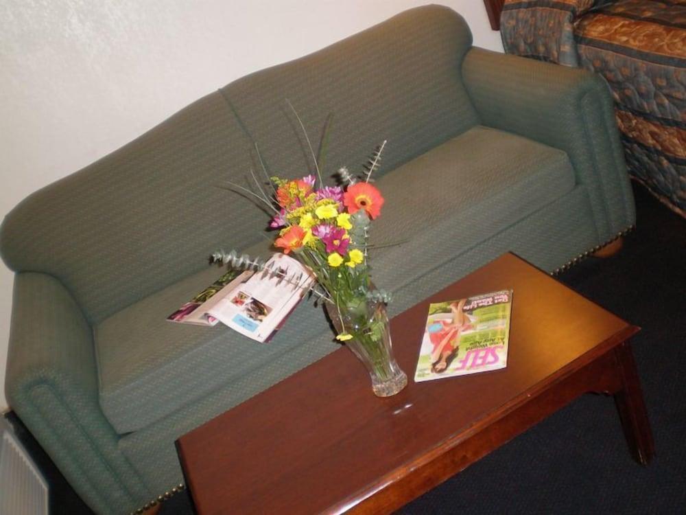 Ontario Inn & Suites photo 32