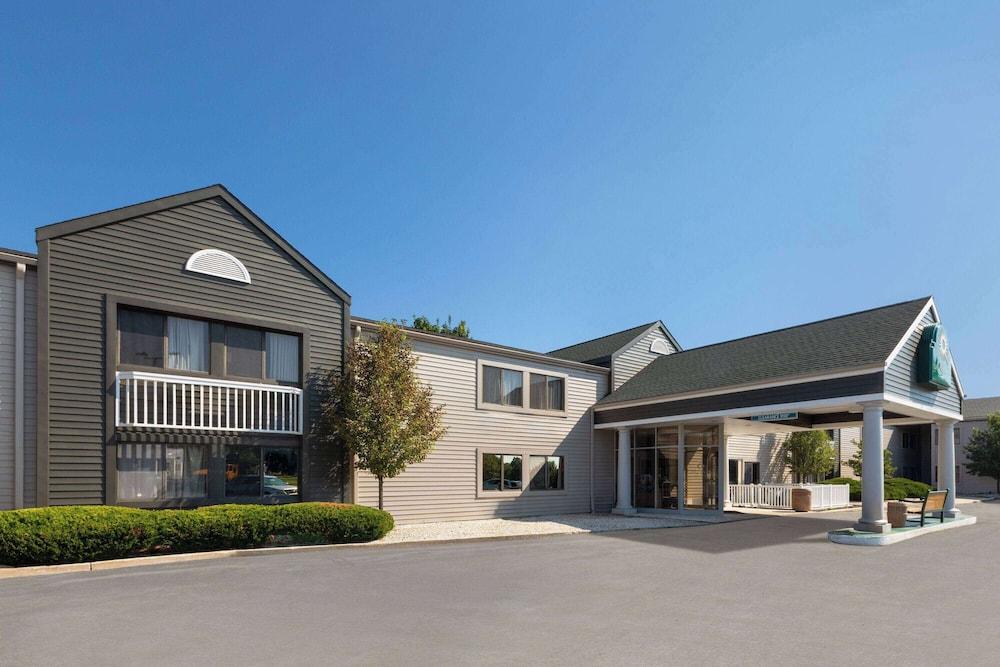 La Quinta Inn by Wyndham Sheboygan photo 36