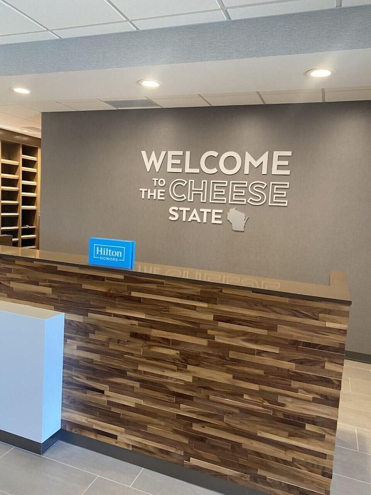 Hampton Inn Glendale Milwaukee, WI photo 2
