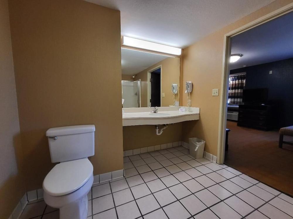 Starkville Inn & Suites photo 36