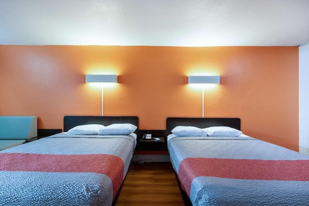 Motel 6 Houston, TX - East photo 16