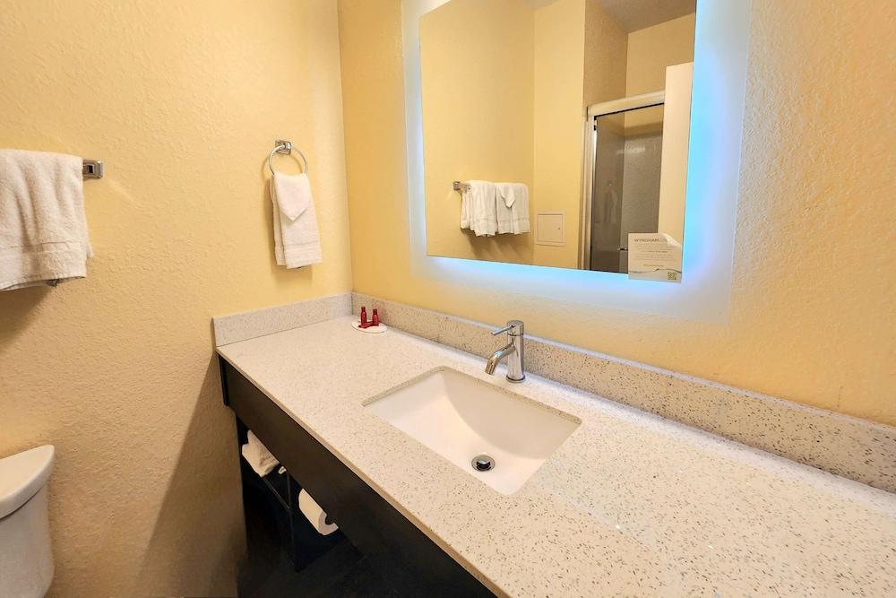 Days Inn by Wyndham Freeport photo 18