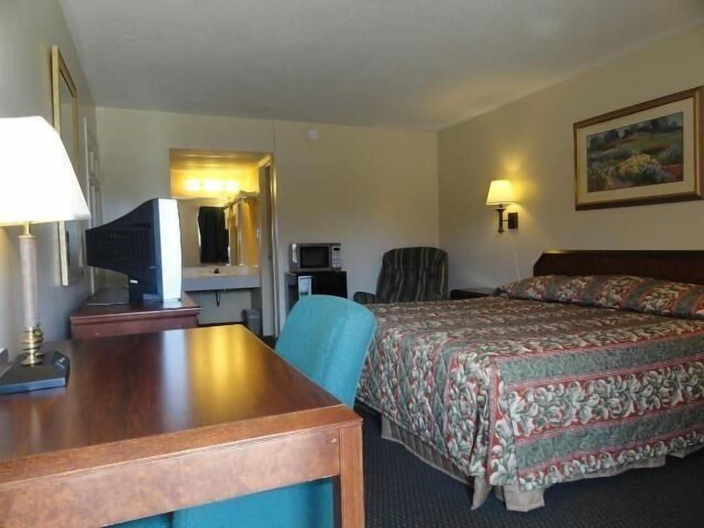 Red Carpet Inn Terre Haute photo 14