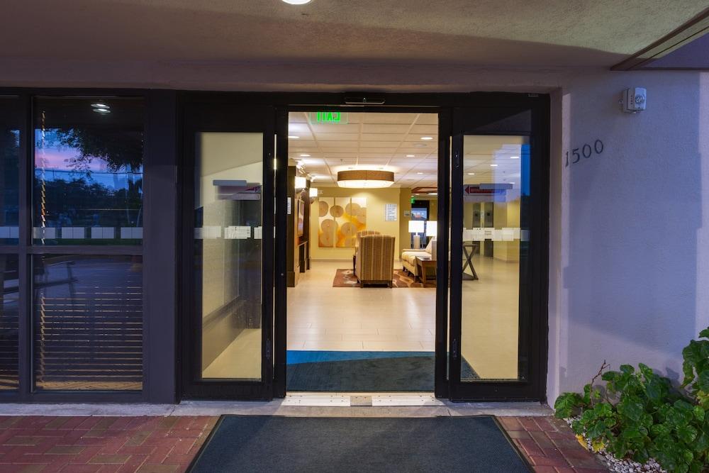 Holiday Inn Express & Suites Ft. Lauderdale N - Exec Airport by IHG photo 59
