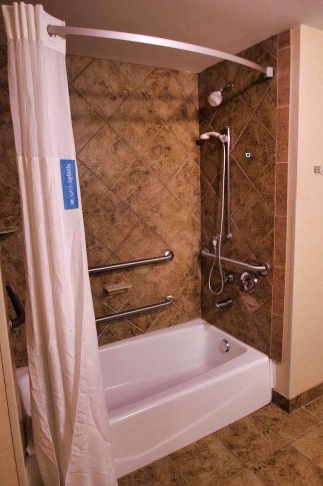 Hampton Inn & Suites Jacksonville - Beach Blvd/Mayo Clinic photo 18