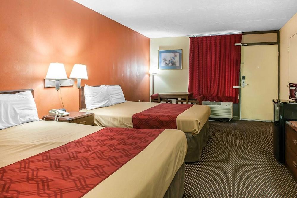 Econo Lodge Seymour photo 18