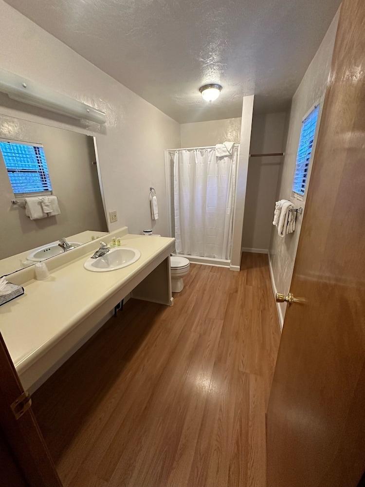 Lee Vining Motel photo 61