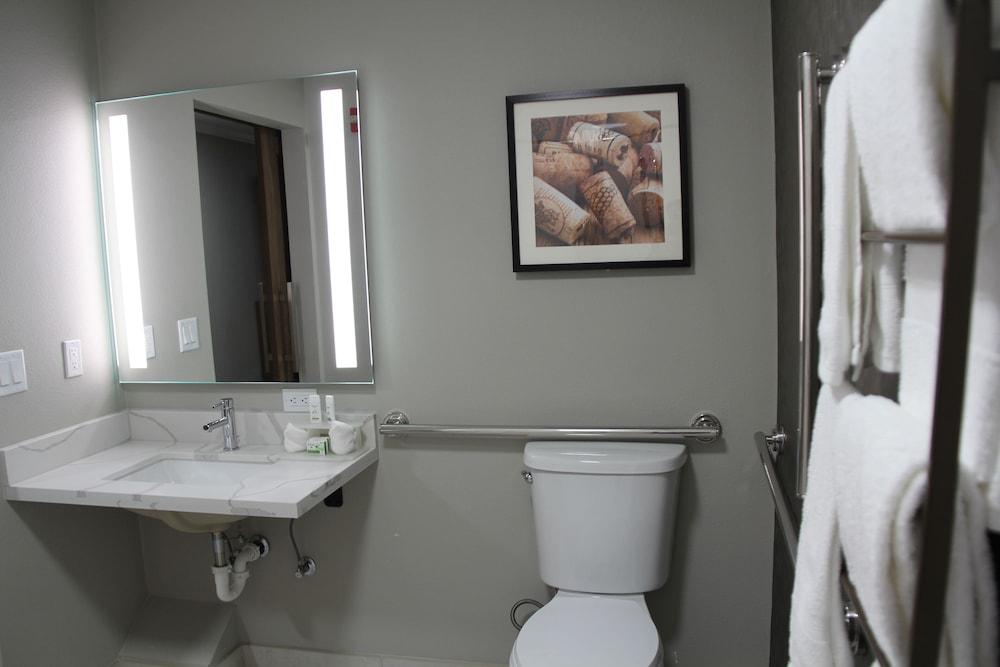 La Quinta Inn & Suites by Wyndham Yakima Downtown photo 79