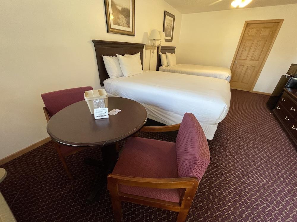 Lake Bluff Inn and Suites photo 52