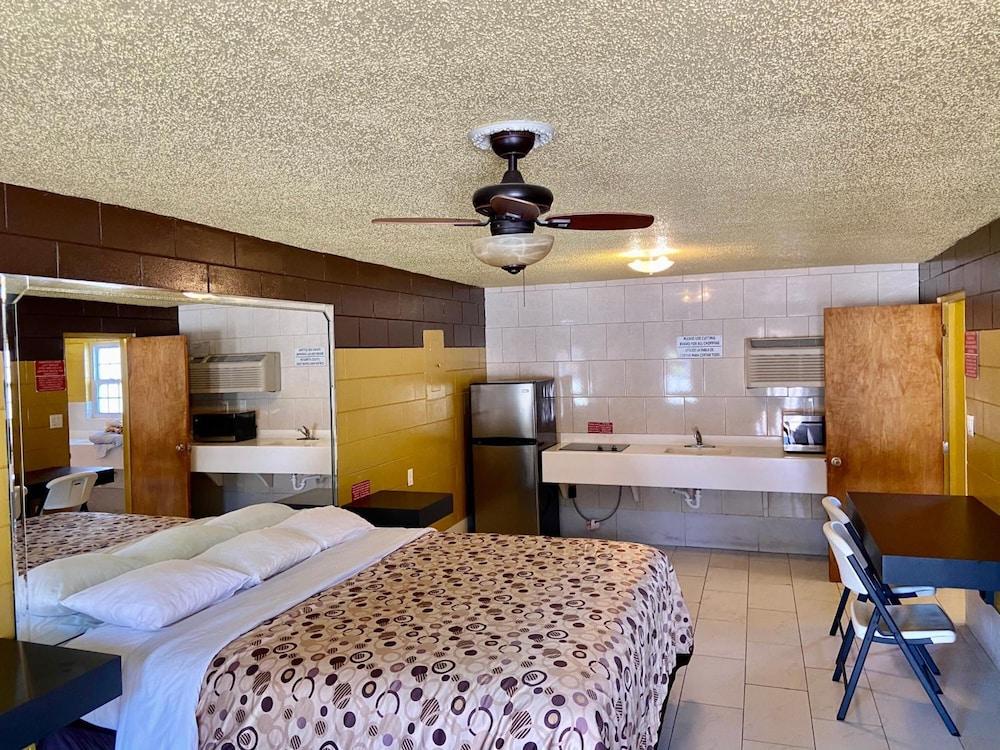 Savannah Inn and Suites photo 8