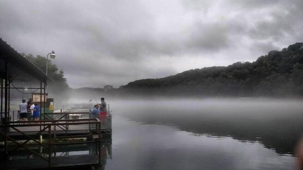 Taneycomo Lakefront Resort photo 2