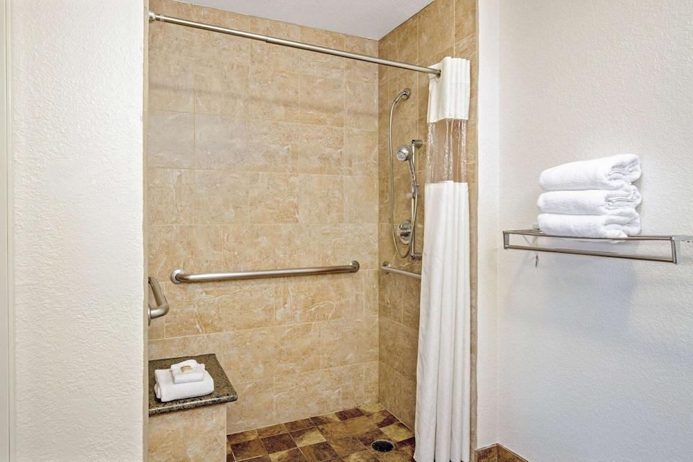 La Quinta Inn & Suites by Wyndham Las Vegas Red Rock photo 17