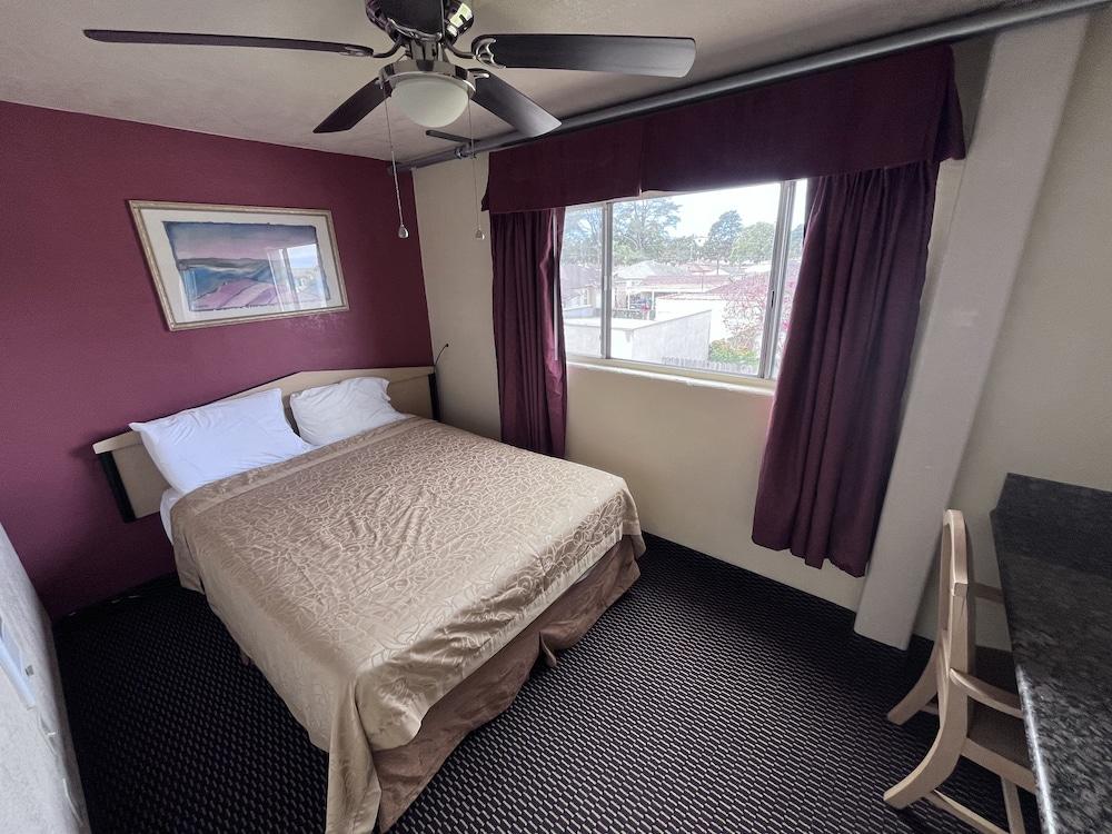 ECONOMY INN photo 8