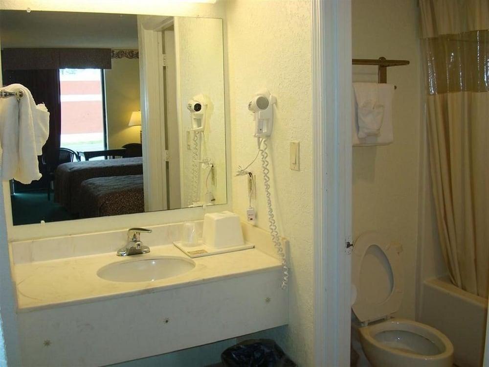 Relax Inn photo 2