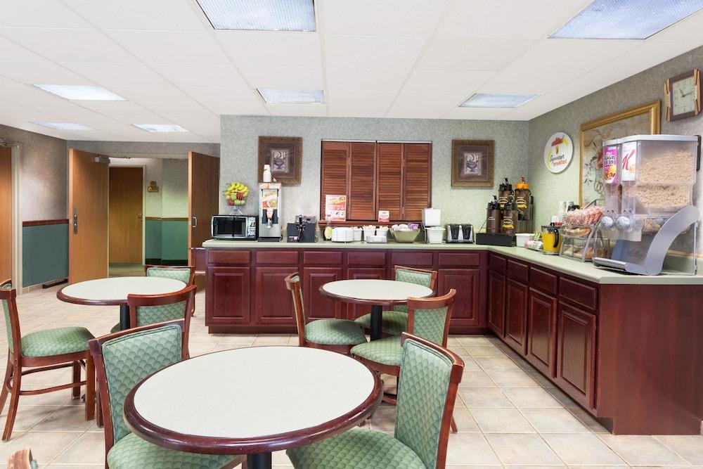 Super 8 by Wyndham Erwin photo 10