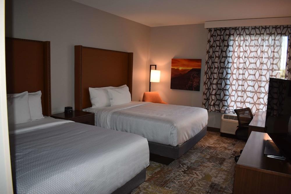 La Quinta Inn & Suites by Wyndham Flagstaff East I-40 photo 5
