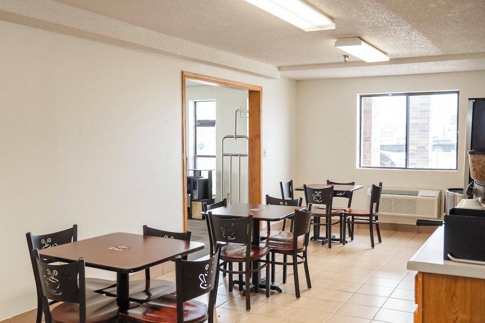 Victorian Inn & Suites photo 57