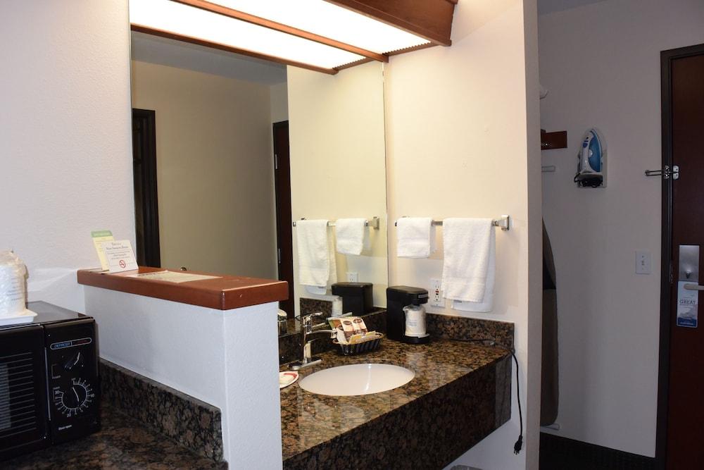 Travelodge Suites by Wyndham Newberg photo 89
