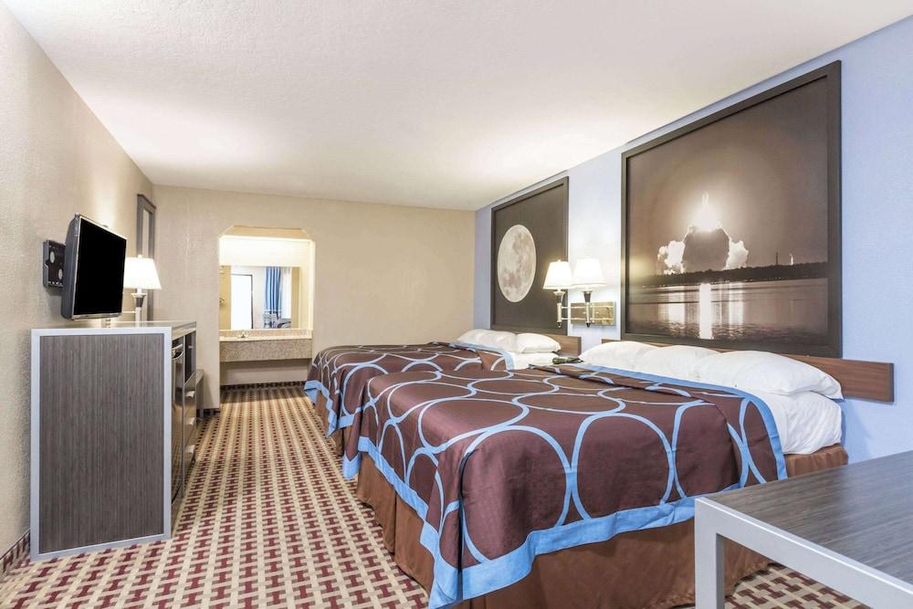 Super 8 by Wyndham Houston/NASA photo 15