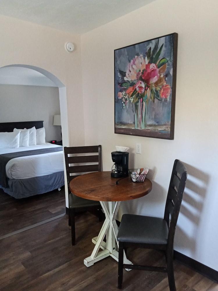 Lamplighter Cabins & Suites photo 19