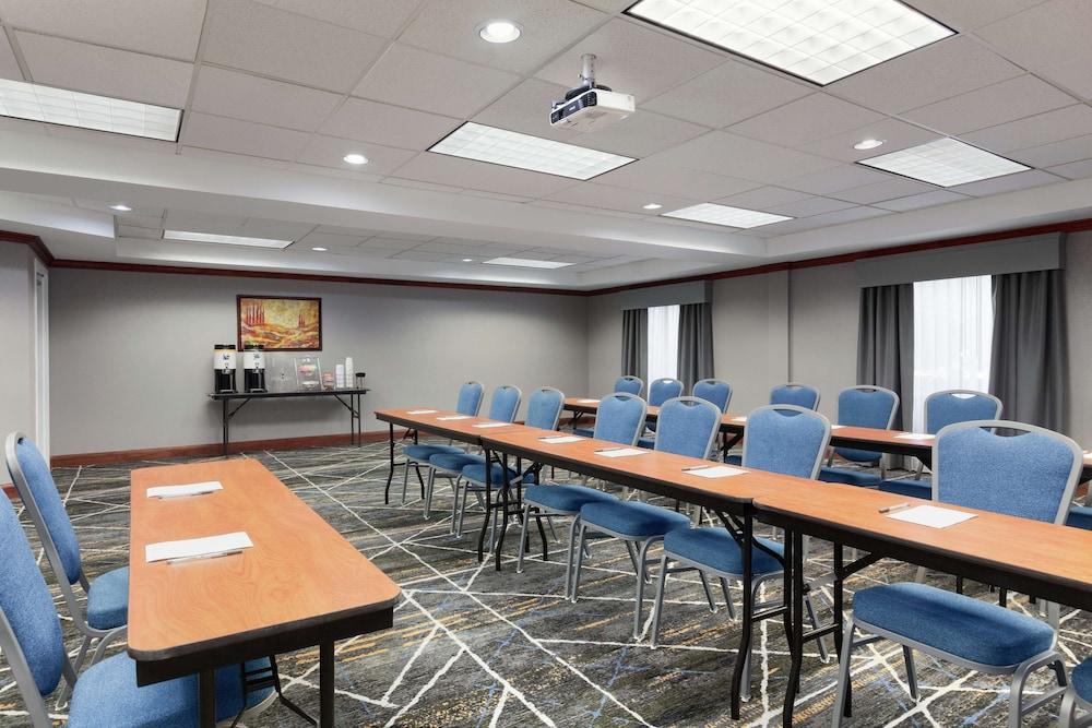 Hampton Inn Oklahoma City-I-40 E. (Tinker Air Force Base) photo 12