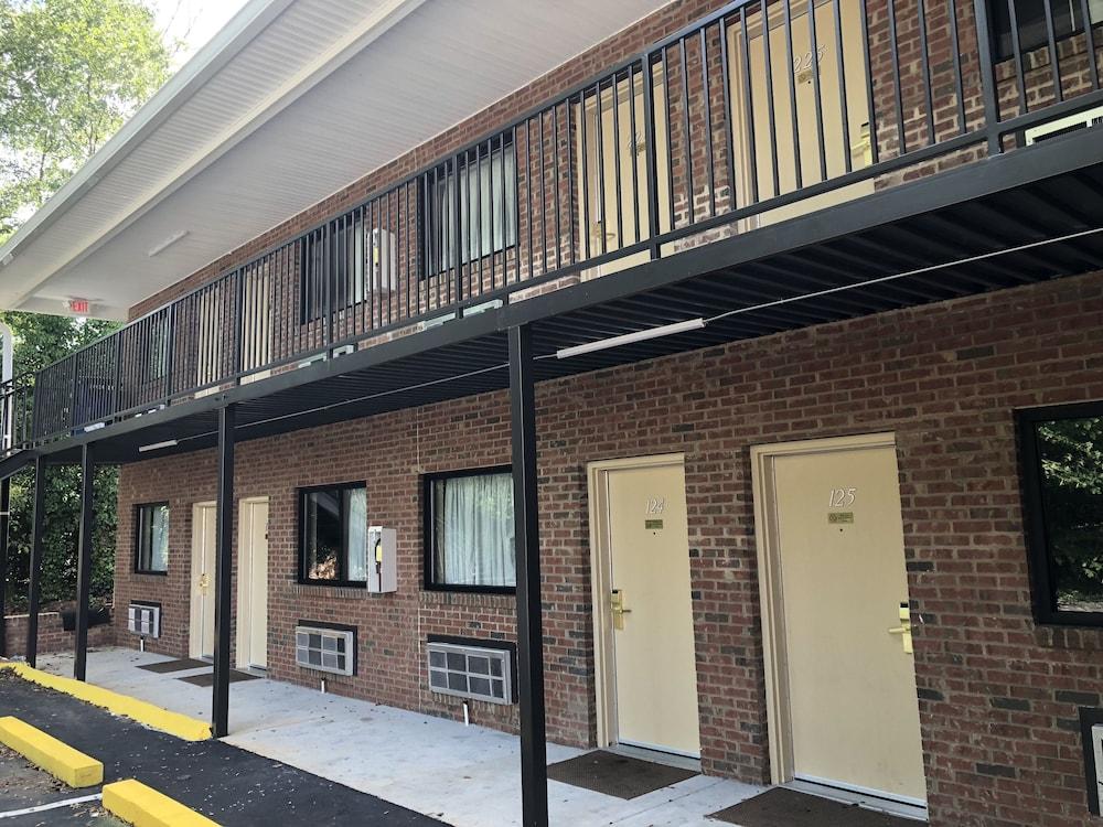 Inn Between The Hedges photo 3