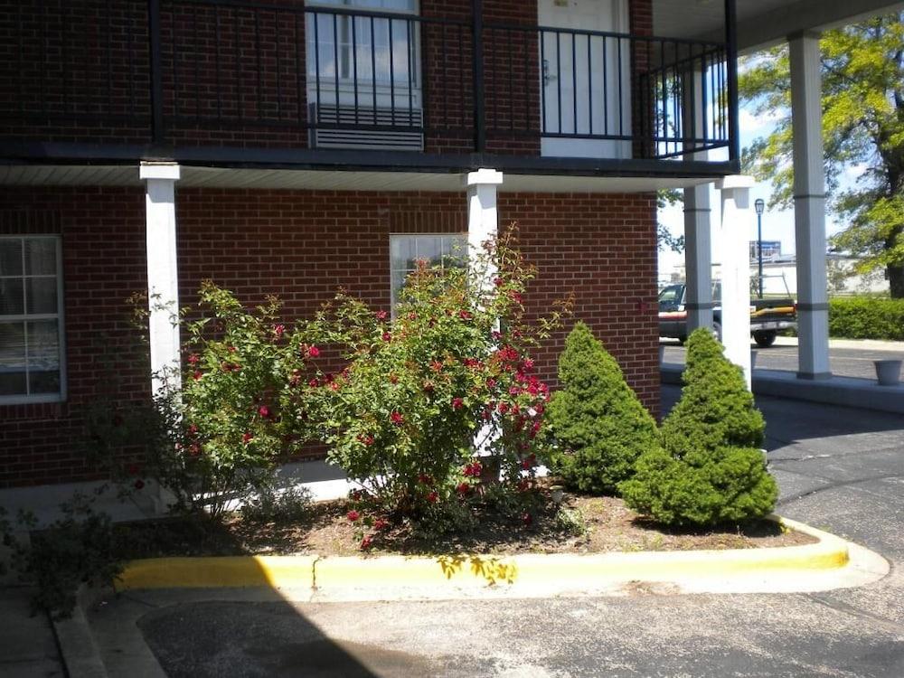 Capital O First Heritage Inn Rantoul IL I 57 photo 19