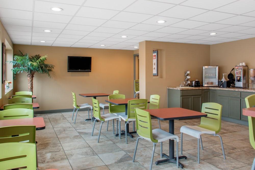 Econo Lodge Inn And Suites photo 10