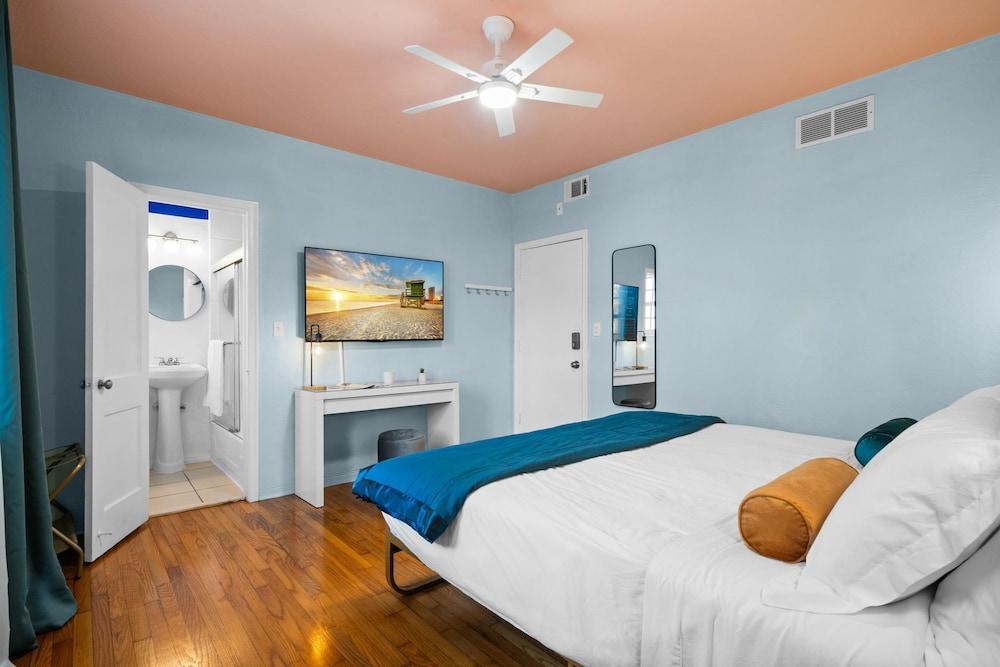 Blue Flamingo Suites photo 100