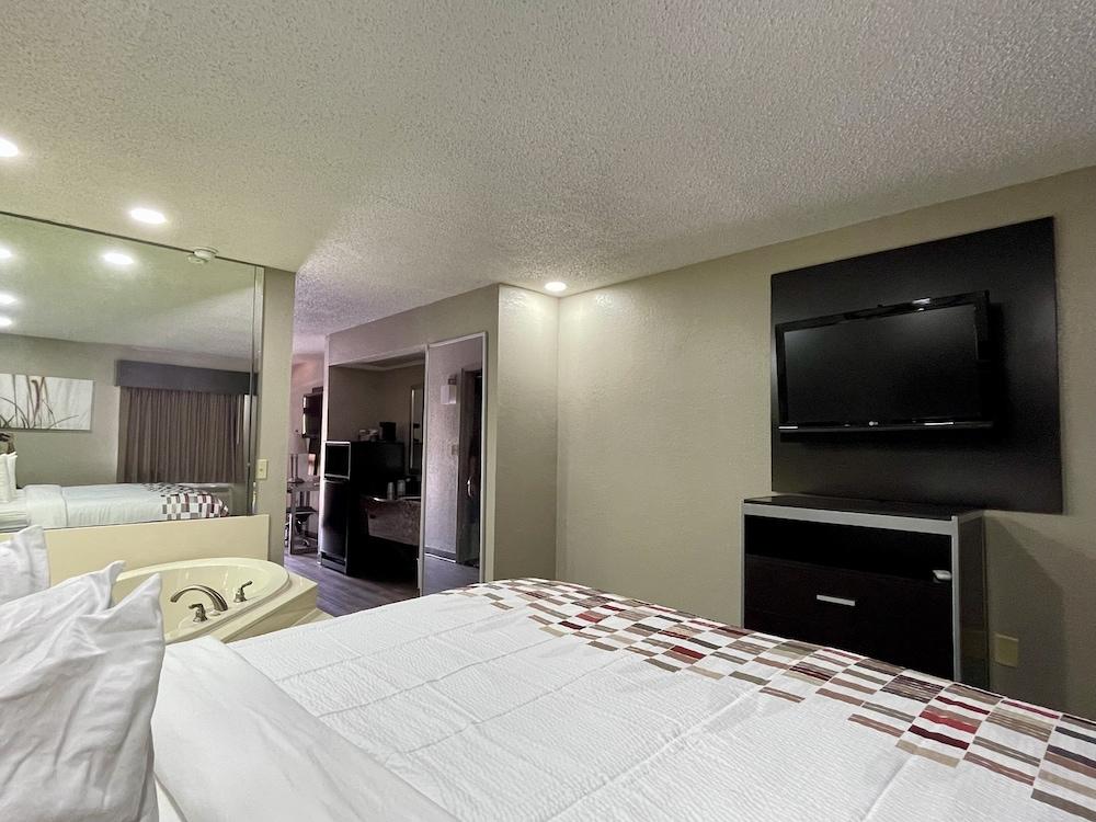 Red Roof Inn & Suites Jackson - Richland photo 10
