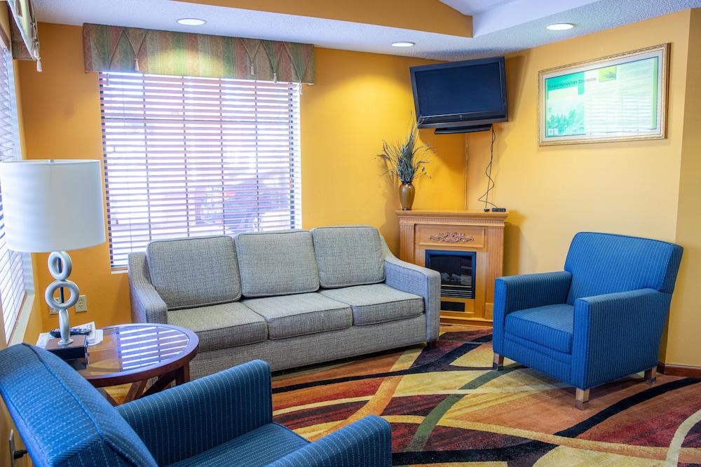 Red Roof Inn & Suites Hinesville photo 32
