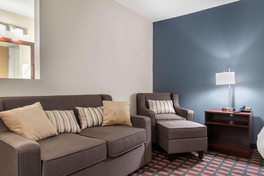 New Prague Inn & Suites photo 41