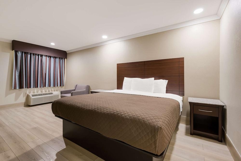 Americas Best Value Inn Houston Heights at I-45 photo 8