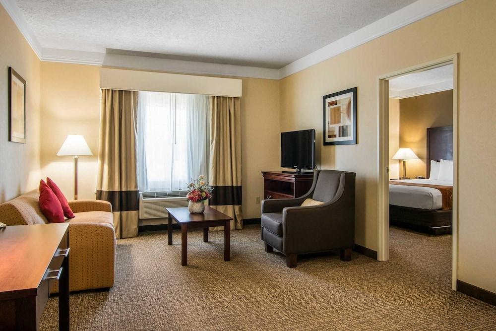 Comfort Suites Linn County photo 49